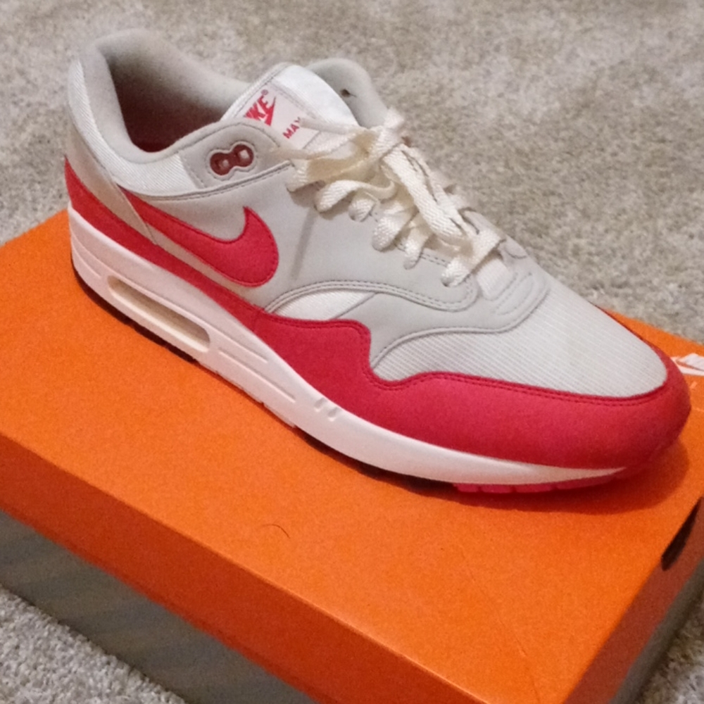 Nike - Picture 2 of 4